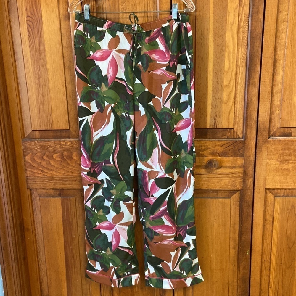 Tahari Sleepwear Set Shortsleeved Long Pants Leaf Print Pattern NWT Size M - Picture 3 of 15